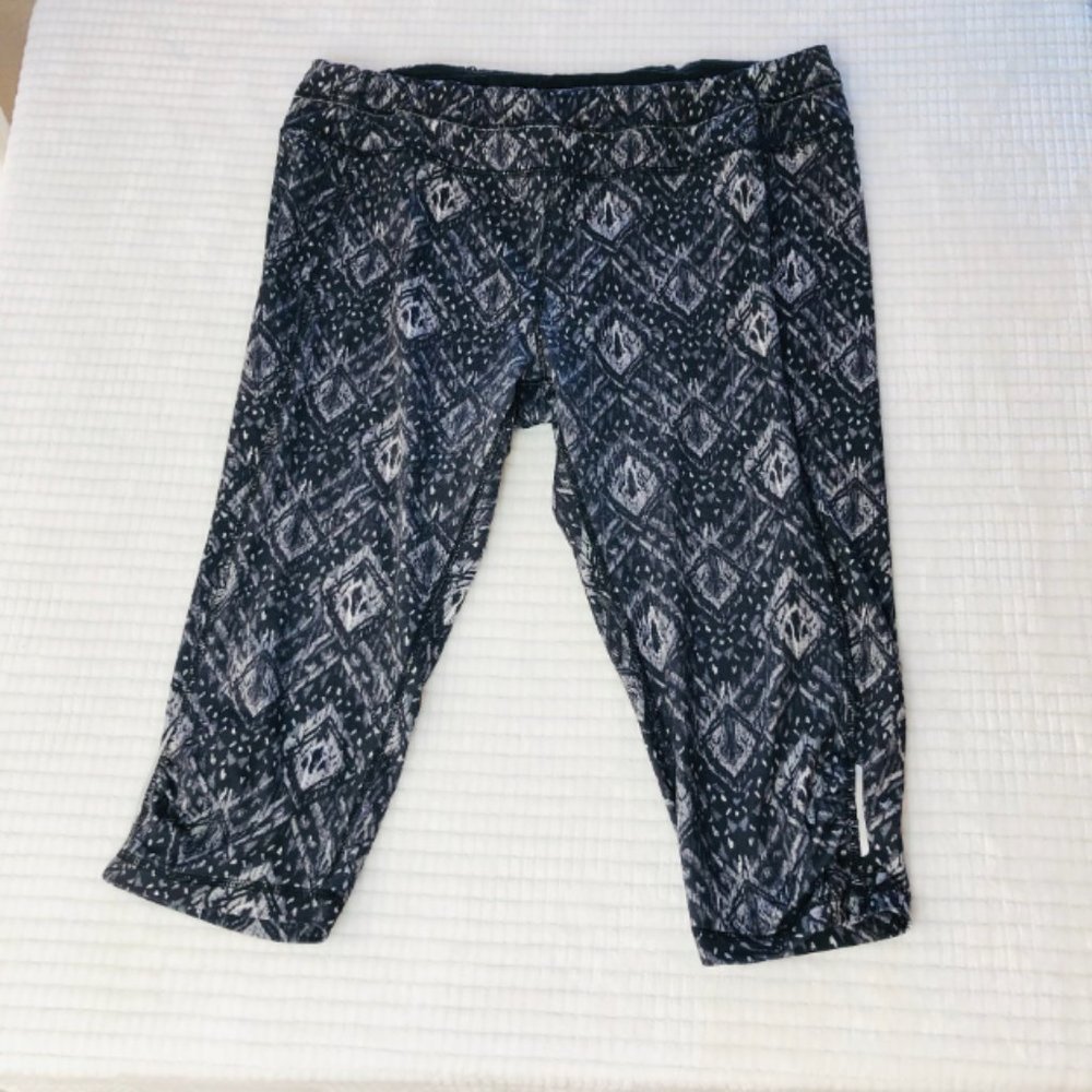 Black & Grey Azteck Print Active Capri  SZ XL